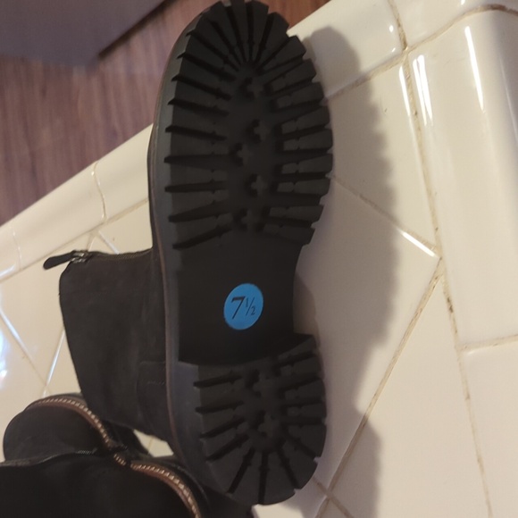 Boots - Picture 3 of 3